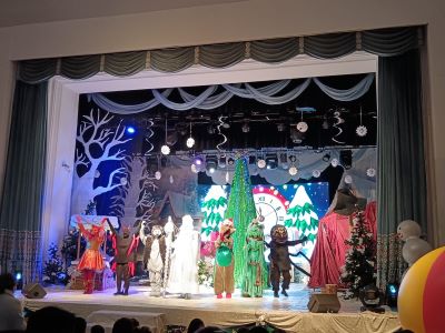 Біздің Оқушылар үйінде  Жаңа жыл шыршасына орай, балаларға  арналған "Сиқырлы  кристалл" атты  сахналық қойылым ұйымдастырылды.