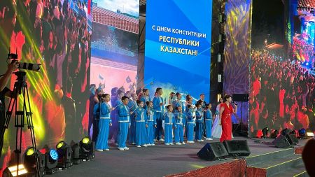 Оқушылар үйінің "Сенім" вокалды -хор үйірмесі Республика сарайында ҚР-ның Конституция күніне  арналған Халық әртісі Роза Рымбаевамен бірге ән шырқады.