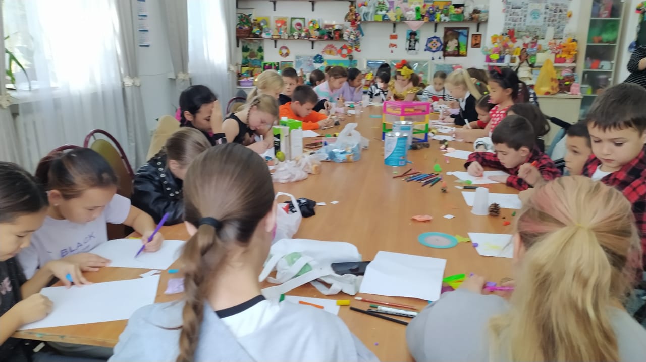 "ВОЛШЕБНИКИ" қолданбалы   қолөнер  үйірмесінің шәкірттері "Праздник осени"  атты   іс -шара   ұйымдастырды.
