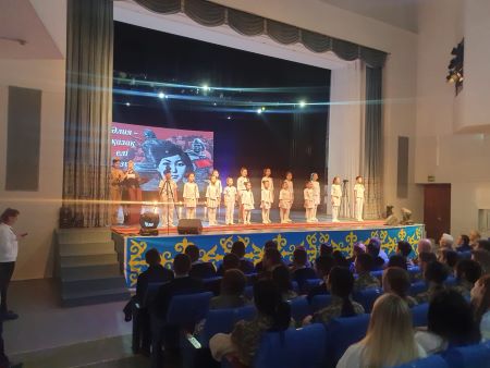 "Сенім" үлгілі вокалдық- хор студиясының шәкірттері "Әлия- қазақ елінің қызы" атты концертке қатысты.