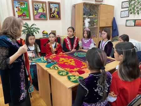 "SALTANAT"үлгілі  сәндік-қолданбалы өнер студиясы ұлттық құндылықтарды дәріптеуге арналған "Әшекей бұйымдардың да сыры бар" атты тәрбие сағатын өткізді.