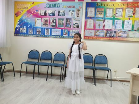 "Сенім" үлгілі вокалдық - хор студиясының шәкірті Серік Мерей "Көкорай көктем" әнін шырқады.