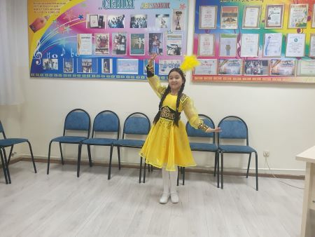 "Сенім" үлгілі вокалдық - хор студиясының шәкірті Серік Мерей "Отырардағы той" әнін шырқады.