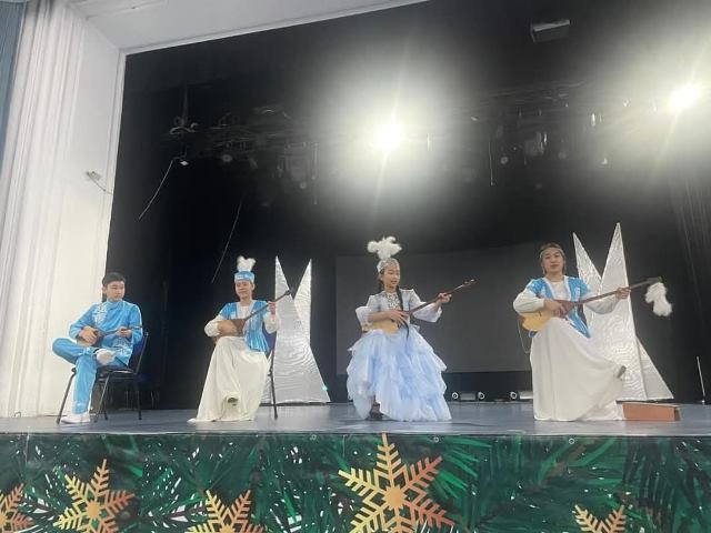 “Домбырамен ән айту” және “Баян” үйірмелерінің жарты жылдық есеп беру академиялық концерті өтті.