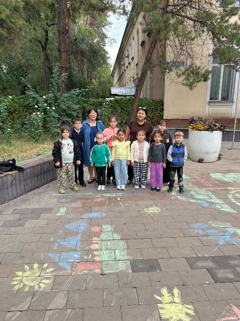 №6 Оқушылар үйінде «ОЮ» бейнелеу және қолданбалы  өнер студиясының шәкірттері  «Менің сүйікті қалам» тақырыбында асфальтқа сурет салу іс-шарасын  ұйымдастырды.