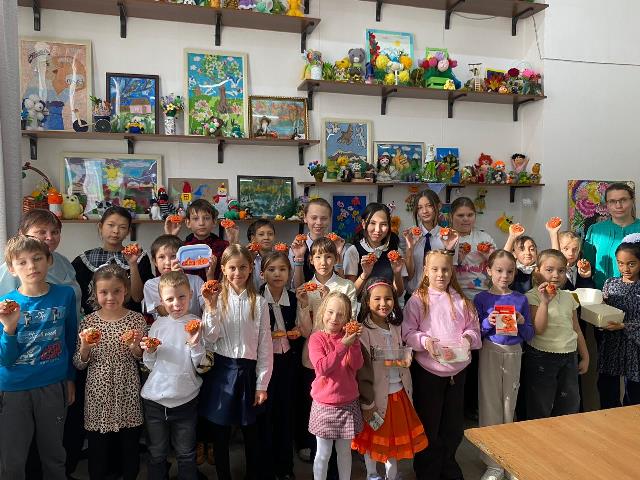 «Волшебники» қолданбалы шығармашылық шеберханасында кәсіптік бағдар беру бағыты бойынша пряникке сурет салу бойынша шеберлік сабағы өтті.