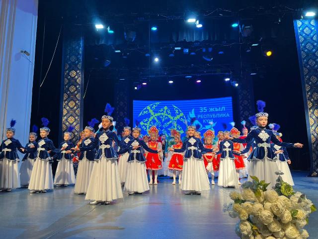 №6 Оқушылар үйінде Республика күніне арналған мерекелік концерт өтті.